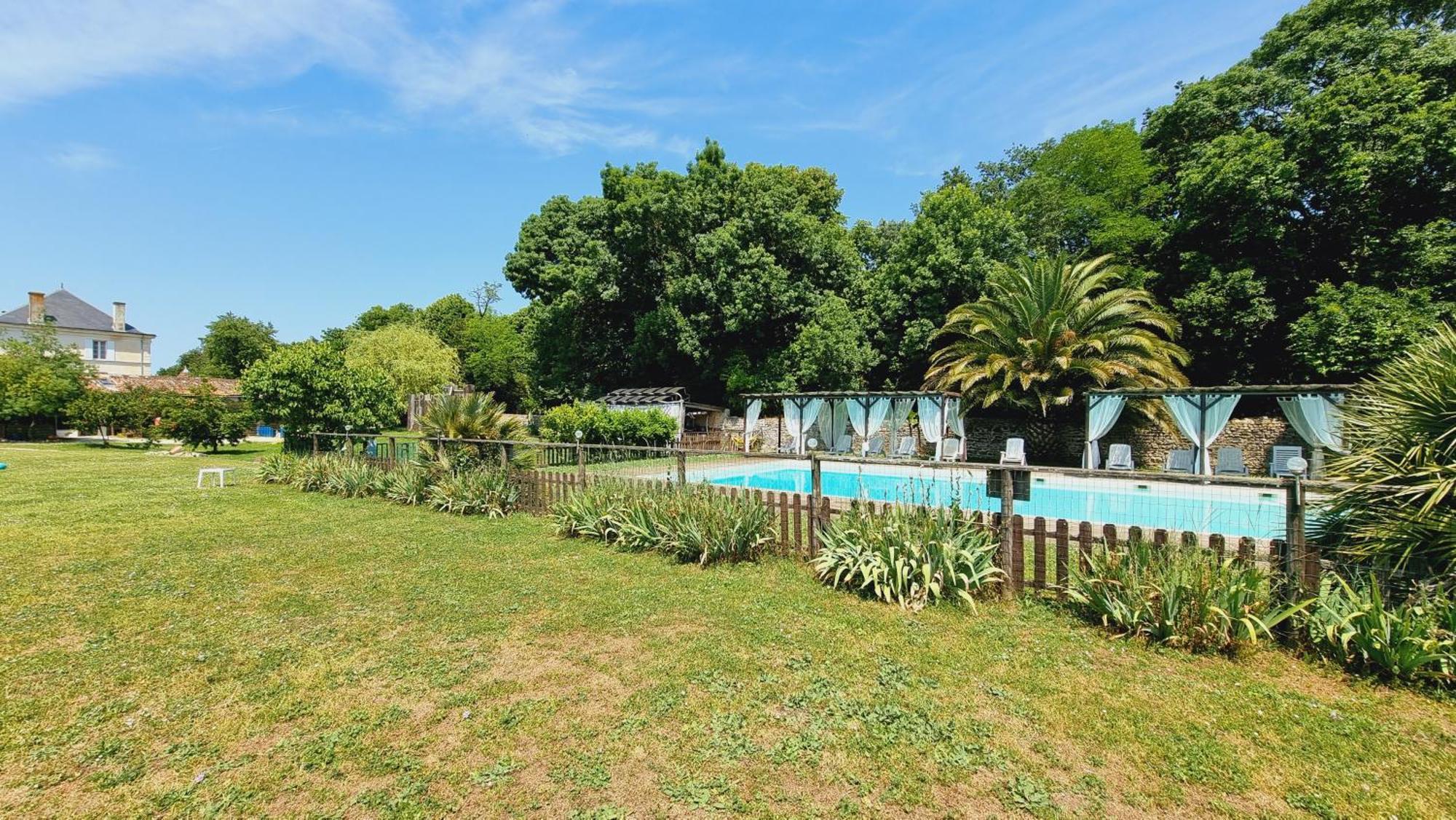 Domaine De Rochebonne Villa Saint-Just-Luzac Bagian luar foto